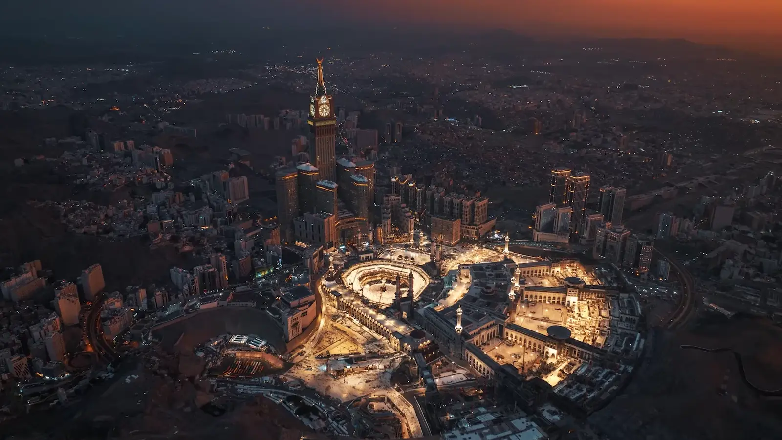 المسجد الحرام وأبراج البيت عند الغروب